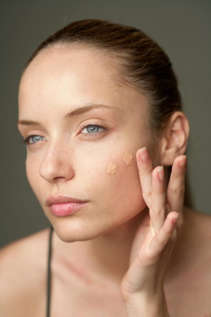 Minimalizm w makijażu: Jak osiągnąć efekt "no-makeup" 4 pexels boom 12585853