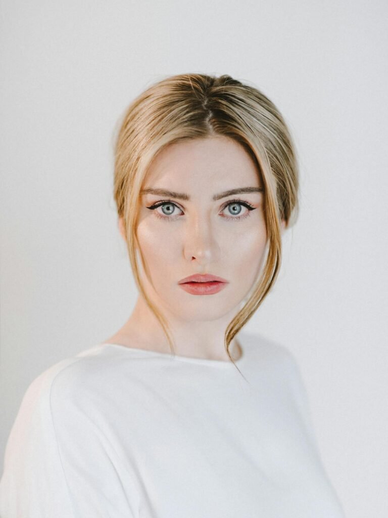 Minimalizm w makijażu: Jak osiągnąć efekt "no-makeup" 5 pexels orlovamaria 4946604